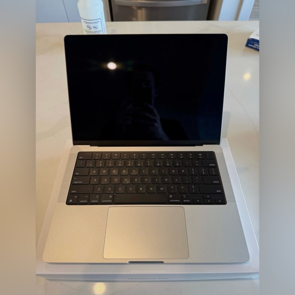 Apple Macbook Pro 14"/2023/M2
Pro/12C CPU/19C GPU/2TB SSD 32GB
Ram Silver/A2779
